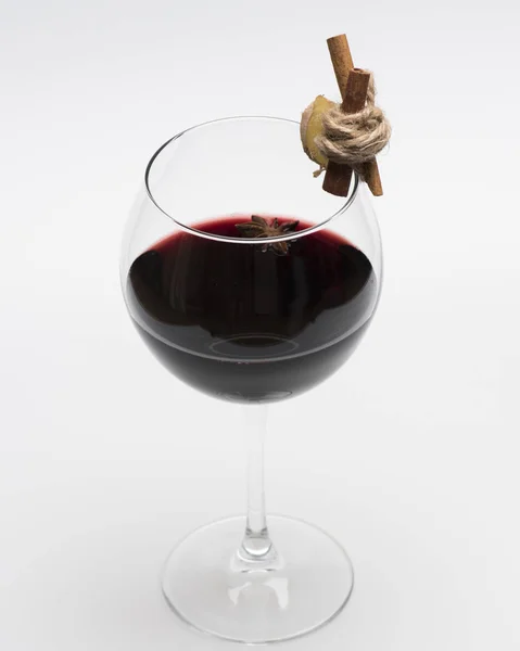 Bicchiere di vino rosso su bianco. Home bar e degustazione — Foto Stock