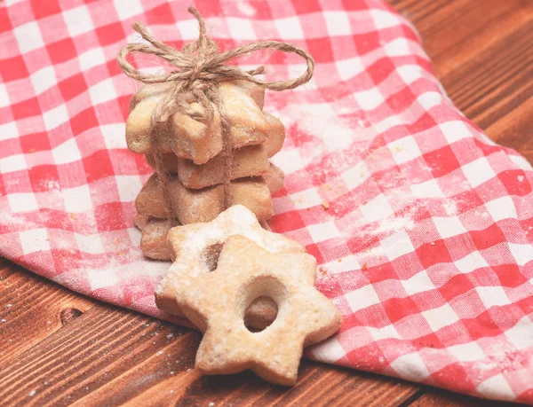 Galletas de té sobre fondo de madera. Composición de diminuta pasarela —  Fotos de Stock