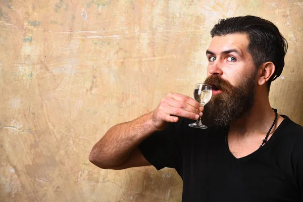 Mężczyzna z brodą i wąsami trzyma napoje alkoholowe — Zdjęcie stockowe