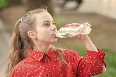 Sağlıklı alışkanlıkları. Sağlıklı ve susuz. Sağlık ve su dengesi kız bakımı. Kız sevimli çocuk su şişesi tutun. Su dengesi kavramı. Yürüyüş yaparken su içebilirsiniz. Çocuklar vücut hidrasyon hakkında öğretmek