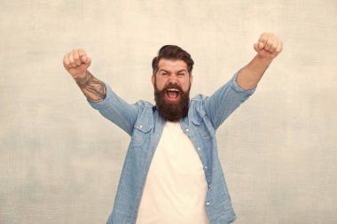 Hayatımın en güzel günü. Sakallı, olgun bir hippi. Bıyıklı, vahşi, beyaz bir hippi. Mutluluğu ifade et. Berber dükkanından sonra başarıyı hisset. Sakallı adam başarıyı kutluyor. Her gün kazanan. Erkek modası