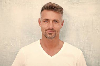 Maço olmak ne demek? Tüylü ve sakallı. Doğal güzellik. Çekici, bakımlı, sakallı bir adam. Berber dükkanı konsepti. Kır saçlı. Berber kuaförü. Olgun görünümlü bir adam.