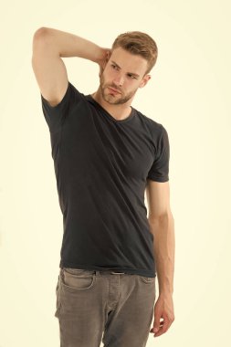 Terleme sorunu. Etkili antiperspirant. Terlemeye teneten emin bir adam. Adam temiz giysilerle dolu kuru koltuk altı kontrol ediyor. Uygun organik terleme önleyici ile terlemeyi önleyin ve azaltın