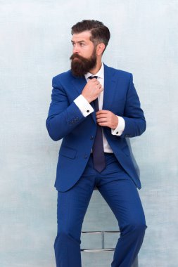 Resmi bir durum için. İş mankeni kravatı. Moda görünümlü sakallı adam. Şık moda tarzında bir hippi. Erkek giyim mağazası. Moda ve tarz. Aerodinamik tasarım kendi adına konuşur.