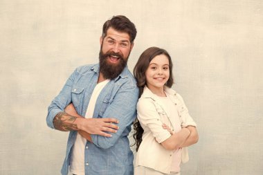 Babam her zaman oradadır. Mutlu baba ve sevimli küçük kızı gri arka plan üzerinde gülümseyen. Sakallı baba ve küçük kız çocuk rahat tarzı gülümseyen giyiyor. Babam benim aşkım.