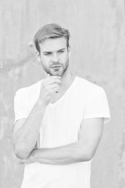 Onun tarzından zevk al. Genç, seksi, gri arka plan. Tıraşsız maço adam. Yaz erkek modası. Öğrenci traşsız, stil sahibi saç stili. Sakallı adam gündelik tarzda. Erkek çekiciliğinin portresi