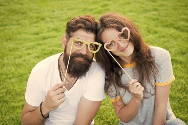 Ortak fotoğraf standı partimiz. Mutlu kız arkadaşı ve erkek arkadaşı sopa üzerinde parti sahne tutan. Romantik çift yeşil çim üzerinde mutlu parti bakmak ile gülümseyen. Parti eğlencesi