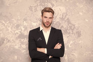 Adam iyi bakımlı yakışıklı maço giymek smokin. Berber dükkanı damadı. Moda kıyafetleri. Modern trend. Özel takım elbise. Moda dükkanı. Kiralık takım hizmeti. Olay için zarif moda kıyafeti. Centilmen modern tarzı
