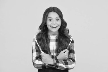 Dişini fırçaladığından emin ol. Mutlu kız diş fırçası tutuyor. Sağlıklı gülümseyen küçük bir çocuk. Diş bakımı. Diş fırçalamak. Diş macunu. Ağız ilacı. Diş sağlığı hijyeni. Diş hekimi ya da diş hekimi