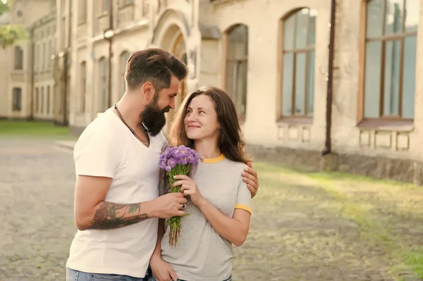 Koppel vergadering voor datum. Man geeft bloemen. Gouden regels perfecte datum. Eenvoudig geluk. Romantische datum idee. Guy voorbereide verrassing boeket voor vriendin. Ware gevoelens. Bearded hipster verliefd — Stockfoto