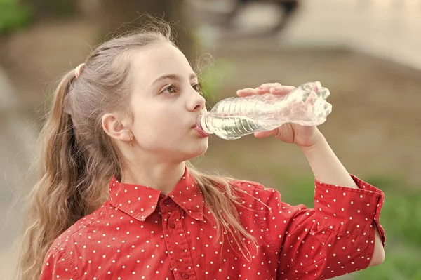 健康的习惯。健康和水分。女孩关心健康和水平衡。女孩可爱的孩子拿着水瓶。水平衡概念。走路时喝水。教孩子身体水化 — 图库照片