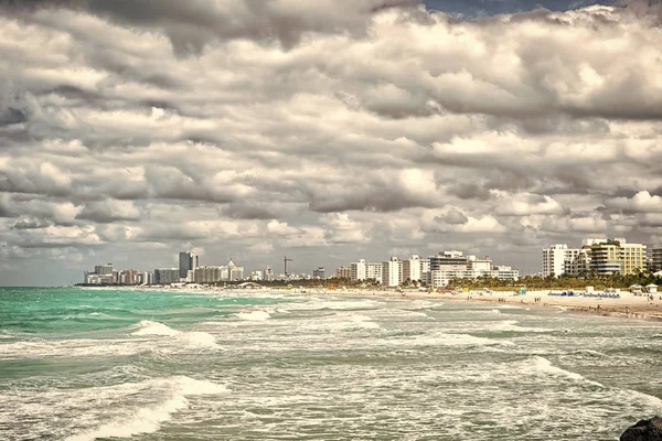 Miami South Beach. Skyline met wolkenkrabbers op bewolkte dag. Florida Travel. Wat te doen bij Miami Beach. Seashore golven Turquoise Oceaan. Ontdek Miami. Vacation Apartments. Beoordelingen beste plaatsen Bekijk Miami — Stockfoto