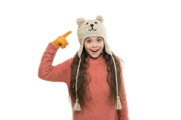 Носити кожен випадок. щасливе дитинство. маленька дівчинка в трикотажному капелюсі і рукавичках. Різдвяна святкова активність. смішний дитячий затишний светр ізольований на білому. холодна зимова погода. теплий одяг та аксесуар для дітей — стокове фото