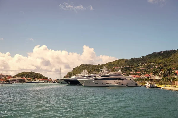 Playa de mar de vacaciones. Isla tropical. Los barcos marinos de tierra atracan agua azul de St.barts. Viajar y vagabundear. Concepto turístico. Destinos de verano. Crucero oceánico. Ideas de vacaciones exóticas — Foto de Stock