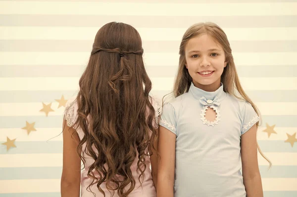 Migliori acconciature per capelli lunghi. Piccole ragazze carine con lunghi riccioli bruni e biondi in sala giochi. Adorabili bambini piccoli lunghi capelli sciolti. Godere di lunga acconciatura riccia — Foto Stock