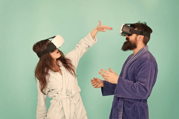 Desfrutando de nova experiência. casal familiar usar óculos VR. Menina e homem hipster relaxar. manhã começar com tecnologia futura. casal digital. inovação nas relações familiares. criar realidade. É tão real. — Fotografia de Stock