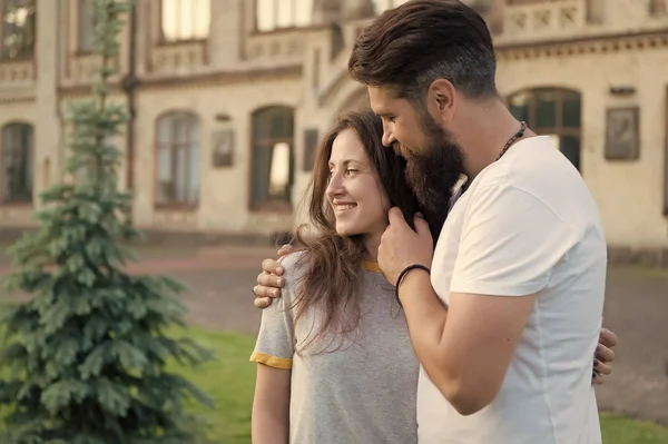 Koppel ontspannen genieten van elkaar. Hipster en mooie vrouw in liefde staan in straat architectuur gebouw achtergrond. Voel mijn liefde. Gelukkig samen. Paar in liefde wandelen plezier hebben. Zachte knuffel — Stockfoto