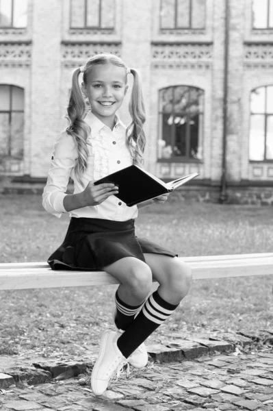 Nauczanie w domu. klasyczna dziecięca moda. Mała szczęśliwa dziewczynka studiuje literaturę. Stara szkoła. Z powrotem do szkoły. Elegancki mundur dobrze wygląda. Uczennica w klasycznym retro mundurze czytała książkę. Odkryj możliwość — Zdjęcie stockowe