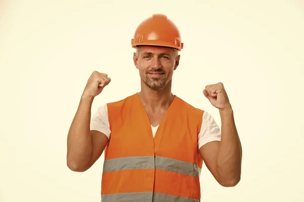Insinyur sukses. Pria pelindung topi keras dan latar belakang putih berseragam. Pembangun pekerja percaya diri dan sukses. Konsep peralatan perlindungan. Pembangun menikmati kesuksesan. Pembangun tampan yang kuat — Stok Foto