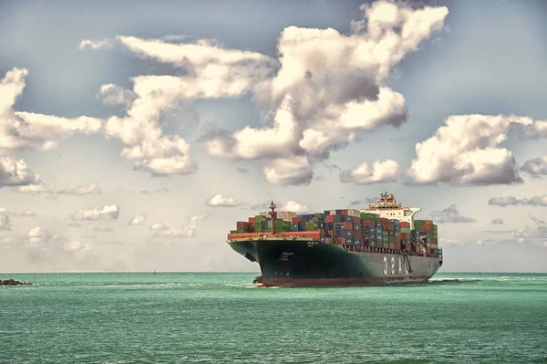 航行到迈阿密巨大的驳船集装箱迈阿密佛罗里达。运输国际送货。物流和航运。迈阿密港海运全球运输。运输保险 — 图库照片
