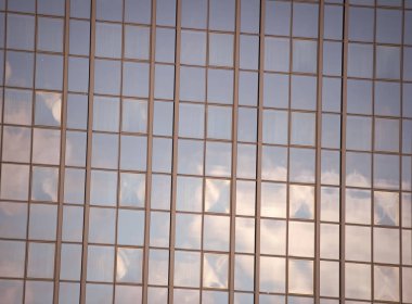 İş merkezi. Cam cephe arka plan mavi gökyüzü yansıması. Modern mimari. İnşaat ve tasarım. Ticari mülkiyet veya gayrimenkul. Gayrimenkul konsepti. Binaların satışı ve satın alınması