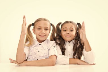 Okula dönelim. Beyazların üzerinde izole edilmiş elleri tutan sevimli okul çocukları. İlkokulda ders alan küçük liseli kızlar. Sevimli küçük kızlar okul zamanlarında eğleniyorlar.