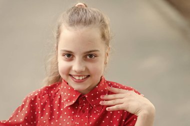 Sevecen, gülümseyen, küçük bir çocuk. Mutluluk ve neşe. Dişli gülümseme. Küçük çocuk mutlu bir gülümseme. Sağlıklı dişleri olan gülümseyen bir çocuk. Sevimli kız içten bir gülümseme. Masumiyet ve saflık kavramı