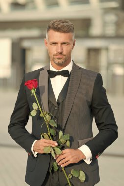 Flört hizmetleri. Nasıl romantik olunacak. Mükemmeliyetçi bir kavram. Romantik bir beyefendi. Romantik hediye ile adam olgun kendinden emin maço. Yakışıklı adam gül çiçek romantik tarih. Sevgililer günü ve yıldönümü