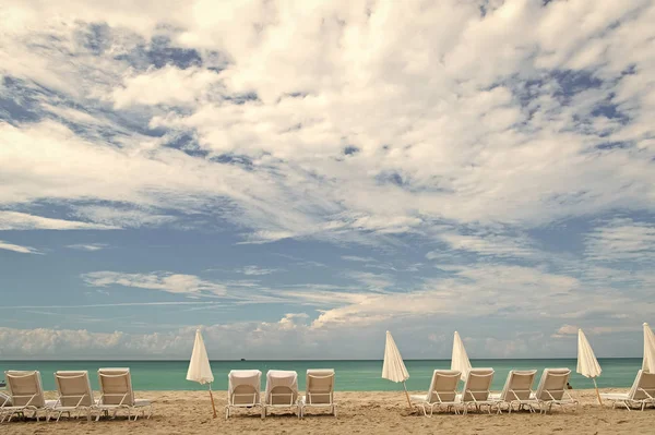 Найдите отличные цены на глиняном Южном пляже. Майами Саут Бич. Лежаки и зонтики на песчаном пляже. Путешествия во Флори Что делать на пляже Майами. Морской бирюзовый океан. Отзывы о лучших местах увидеть — стоковое фото