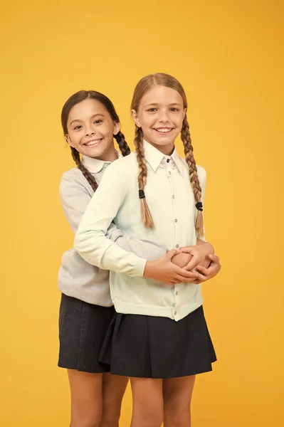 Mi querido amigo. Primer día de escuela. Hermandad y amistad. Amistad escolar. Apoyo y amistad. Una relación amistosa. Objetivos de amistad. Lindas compañeras de escuela. Concepto de humor alegre —  Fotos de Stock