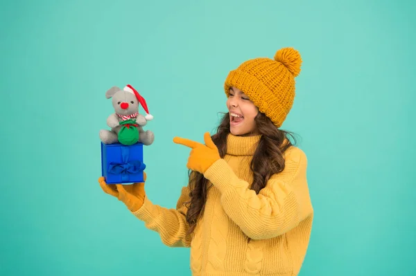 Успешные покупки. крысиный символ года. Счастливая девочка держит игрушку из мыши. вязанный свитер и игрушка в шляпе. магазин игрушек для детей. Рождественские подарки онлайн. приготовься к Рождеству. С Новым 2020 годом — стоковое фото