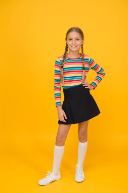 Pozitif olma kavramı. Mutluluk. Duygusal bir çocuk. Moda dükkanı. Suç ortağı olmalı. Modern moda. Çocuk modası. Uzun saçlı kız. Sevimli çocuk modası ve fantezi. Gökkuşağı kıyafeti giyen küçük kız