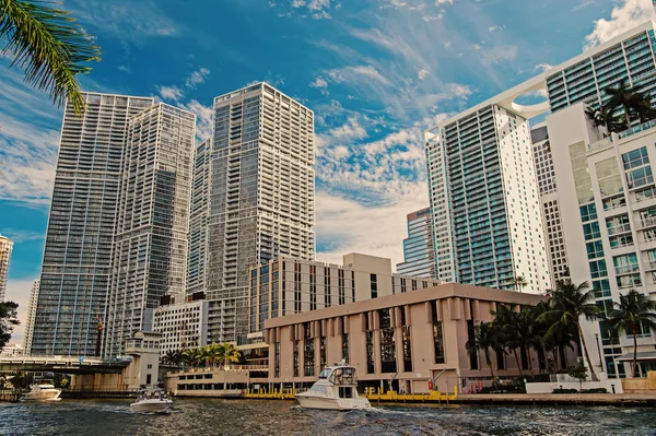 Panoramę miasta Miami downtown na tle niebieskiego nieba w Stany Zjednoczone Ameryki — Zdjęcie stockowe