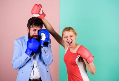 Kavgadan sonra mutlu. İlişki sorunları. Spor. Sakallı hippi adam bir kadınla kavga ediyor. Güç ve güç. Nakavt yumruğu. ki o haklı. Dövüşü kazan. Aile çift boks eldivenleri