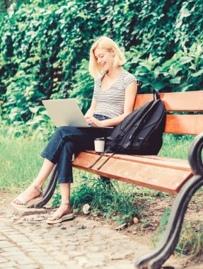 Yaz Online. Blogger ağ için içerik oluşturur. Blogger doğanın esinlenerek hale. Laptop ile kız. kadın online iş var. Web iletişimi. defter ile yazar. Sınava konsantre