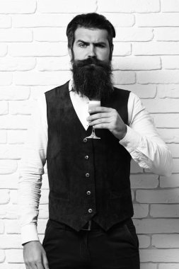 Beyaz tuğlalı duvar stüdyosundaki yakışıklı sakallı adam.