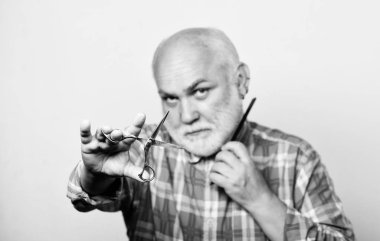 Sakalını mükemmelleştiriyor. berber dükkanı kavramı. tıraş aksesuarları. tıraş makas takım kiti. Traşsız yaşlı adamın bıyığı ve sakalı var. olgun sakallı adam beyaz izole. kesme ve fırça saç