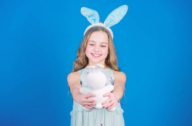 Mutlu paskalyalar. Oynak bebek Paskalya kutlamak. Bahar tatili. Mutlu çocukluk. Paskalya günü için hazır. Çocuklar için Paskalya aktivitelere. Tatil tavşan kız uzun tavşan kulaklı. Çocuk şirin bunny kostüm