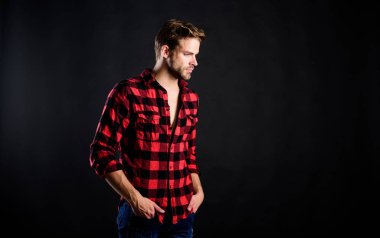 Modern erkekliğin anlamı. Yakışıklı, bakımlı bir adam. Erkeklik kavramı. Berber ve güzellik salonu. Hipster siyah arka plan. Erkeksi özellikler sergiliyor. Erkeklik ya da erkeksilik standartları