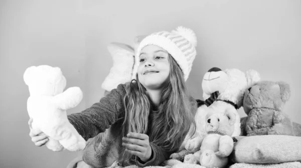 Barn liten flicka lekfullt håll nallebjörn plysch leksak. Nallar hjälpa barn hantera känslor och begränsa stress. Kid lilla flicka spela med mjuk leksak Nalle på rosa bakgrund. Bär leksaker collection — Stockfoto
