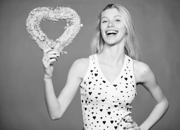 Mujer hermosa chica rubia celebrar corazón decoración de San Valentín. Feliz día de San Valentín. Atributo del día de San Valentín. Prepara la celebración del día de San Valentín. Chica estado de ánimo romántico sueño sobre la fecha. Amor y romance — Foto de Stock