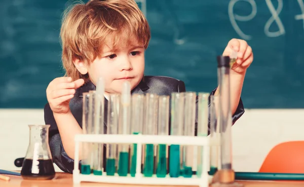 Kinder studieren Chemie. Biotechnologie und Pharmazie. Genialer Schüler. Bildungskonzept. Experimentieren mit Chemie. talentierte Wissenschaftlerin. Junge Reagenzgläser Flüssigkeiten Chemie. chemische Analyse. Wissenstag — Stockfoto