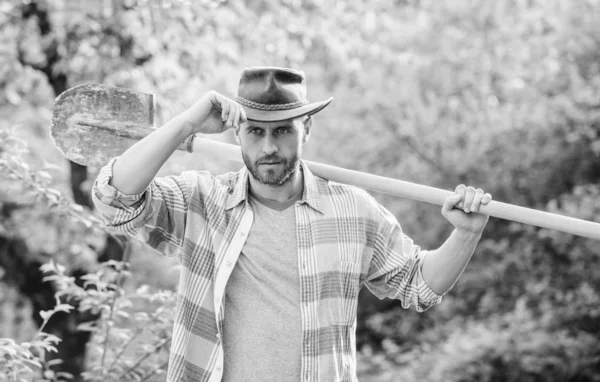 Feliz Dia da Terra. Eco vida. agricultura e cultivo agrícola. Equipamento de jardim. agricultor sexy segurar pá. Homem do rancho musculado de chapéu de cowboy. Eco fazenda. Colheita. Pensa verde. — Fotografia de Stock