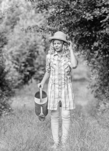 Perfecte dag. kleine meisje boer zorg planten. landbouw en veeteelt. Spring Country Side Village. Zomerseizoen. klein meisje met gieter. dag van de aarde. milieu-ecologie. natuurbescherming — Stockfoto