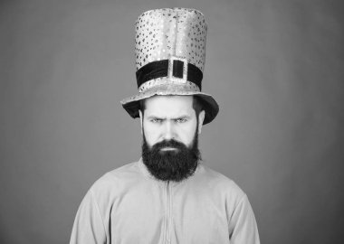 Kendinden emin ve ciddi. Sakallı adam Saint patricks günü kutluyor. Yeşil giymiş sakallı İrlandalı adam. Hippi cüce şapkası ve kostüm. Mutlu saint patricks günü