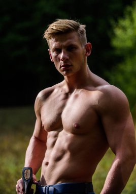 İçinde enerji var. Seksi maço çıplak göbek baltası. Kaslı vücutlu, gömleksiz yakışıklı bir adam. Baltalı kaslı adam. Erkek seksi balta taşır. Vahşilik yeni seksi bir şey. Güç ve güç kavramı. Erkeksi eğlence.