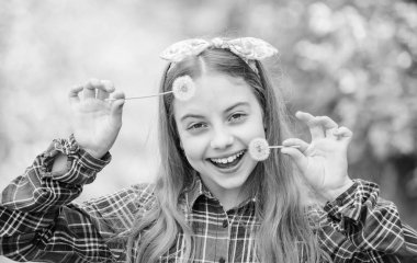 Yazın dönüşünü kutluyoruz. Karahindiba güzel ve tam sembolizm. Karahindiba kadar hafif. Eğleniyor. Yaz geldi. Yaz bahçesi çiçeği. Kız ülke rustik tarzı damalı gömlek doğa arka plan