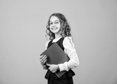 Final sınavı geliyor. Kız tutun ders kitabı klasör testi. Kütüphanede sınavlara hazırlanıyorum. Küçük çocuk resmi giyim. Örgün eğitim ve evde eğitim. Bilgiyi kontrol et. Okul sınavı konsepti. Sınava hazırlanın