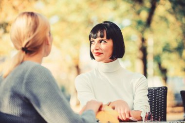 kahve zamanı. Kafede toplantı. moda güzelliği. bisiness öğle yemeği. mutlu arkadaşlar kızlar kafede buluşuyor. kadın frienship. Kahve ile rahatlayın. Mutlu öğle yemeği. Sabah kahvesi içiyor. Günaydın kahvesi