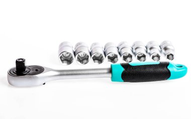 Ev geliştirme araçları konsepti. Tamir ve inşaat için aletler. Başların başlıca avantajı gevşemek ya da vida ve cıvataları sıkmak için bir yerlere ulaşmak zordur. El aletlerinde mandal ve soket alışverişi